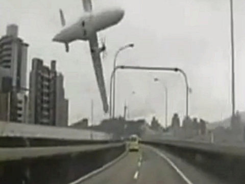 Plane crashes into river outside Taipei: VIDEO