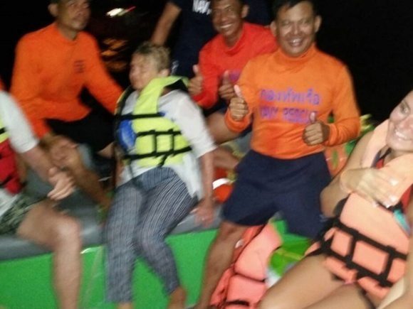 Моряки тайского ВМФ спасли туристов с аварийного судна