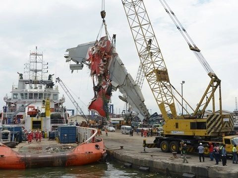 Indonesia retrieves last of crashed AirAsia jet fuselage