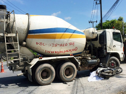 Poll: Lorries, tour buses and vans perceived as biggest road hazards