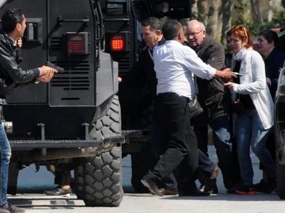 17 tourists killed as gunmen attack Tunisia museum