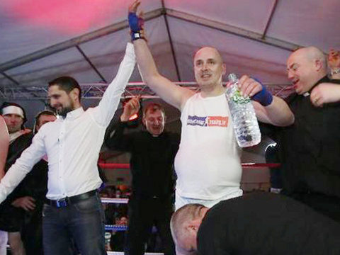 Irish priest takes to the boxing ring