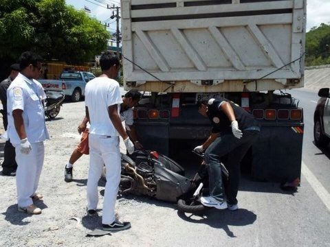 Motorbike crashes into truck , 1 dead