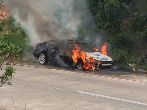 Автомобиль сгорел во время ремонта в мастерской на Пхукете