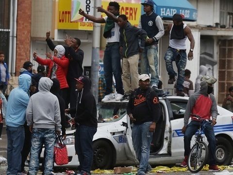 Police attacked, stores ransacked in Baltimore riots