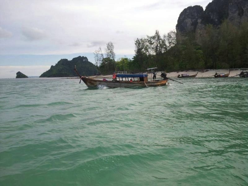 Krabi Marine Police rescue stranded tourists after boat breaks down