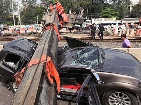 Fallen crane delays north-bound trains in Bangkok