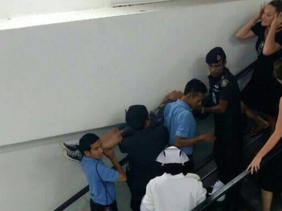 Юный турист из Австралии попал в эскалатор в аэропорту Пхукета