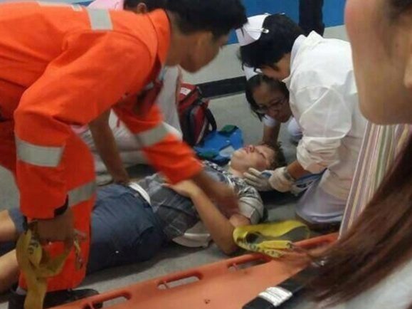 Aussie boy gets hair caught in Phuket airport escalator