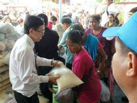 Phuket rescue charity donates food to the poor