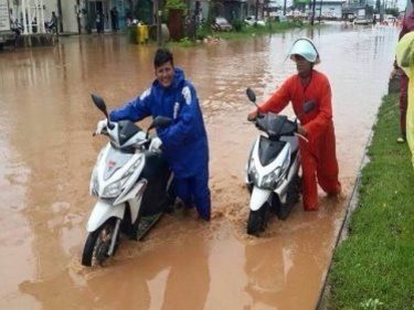 Flood That  Drowns Phuket Intersection Caused by Blocked Drains, Not Rains