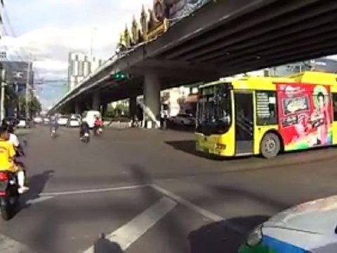 Red light-running bus driver loses licence for 30 days (Video)