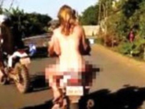 Naked British motorbike rider to be deported from Cambodia:VIDEO